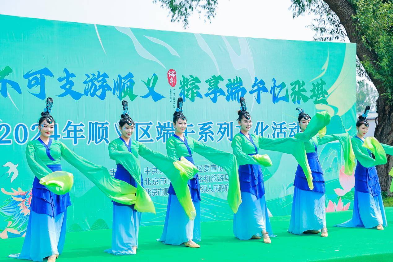 精彩比赛纷呈不断，观众乐不可支